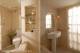 
                                    卫浴室空间小但机能十足，屋主坚持的浴缸，设计师以抿石子精心测量尺寸，配合淡雅的色调和浪漫的纱帘，搭构起法式浪漫甜美的卫浴空间。