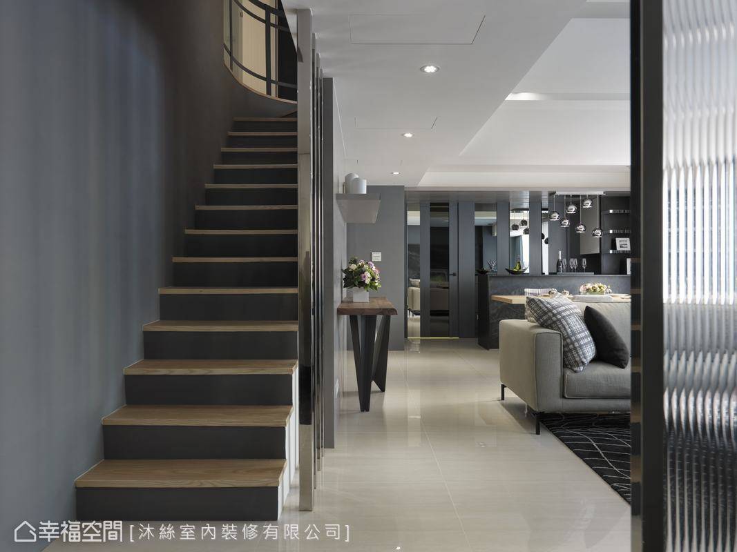 现代 楼梯 墙面 简约 走廊图片来自tukumajia在132方现代简约二居的分享
