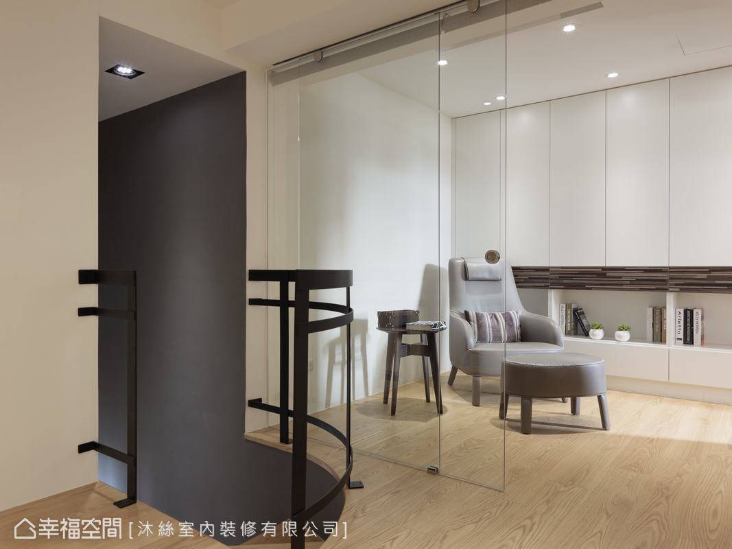 现代 简约 白色 收纳 走廊图片来自tukumajia在132方现代简约二居的分享