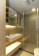 
                                    空间较小的卫浴也采干湿分离设计，并于镜柜与洗手台下打上灯光，让空间更显轻盈。