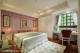 
                                    淡紫色床头墙面与白色古典线板，框饰主卧房的优雅古典。
