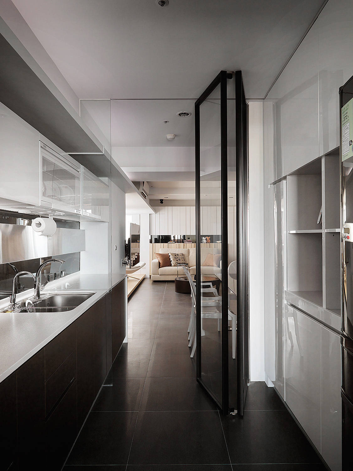 厨房 现代 简约图片来自tukumajia在122方现代简约三居的分享
