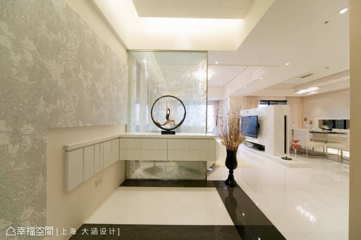 客厅 欧式 玄关图片来自tukumajia在248方欧式三居的分享