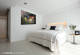 
                                    纯洁舒适的主卧房，铺述卧眠空间的简约调性，墙上的挂画则作为视觉上的惊喜。