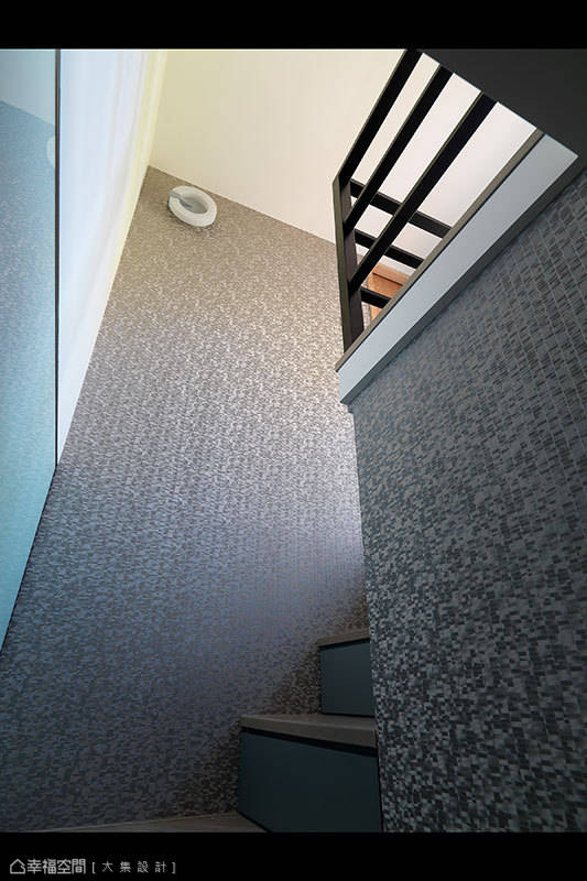 现代 楼梯 简约 走廊图片来自tukumajia在106方现代简约四居的分享
