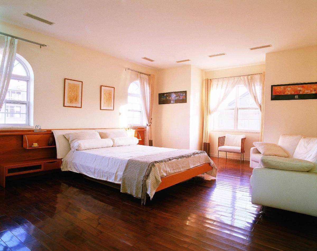 阁楼 简约 白色 主卧图片来自tukumajia在160平带阁楼简约三室的分享