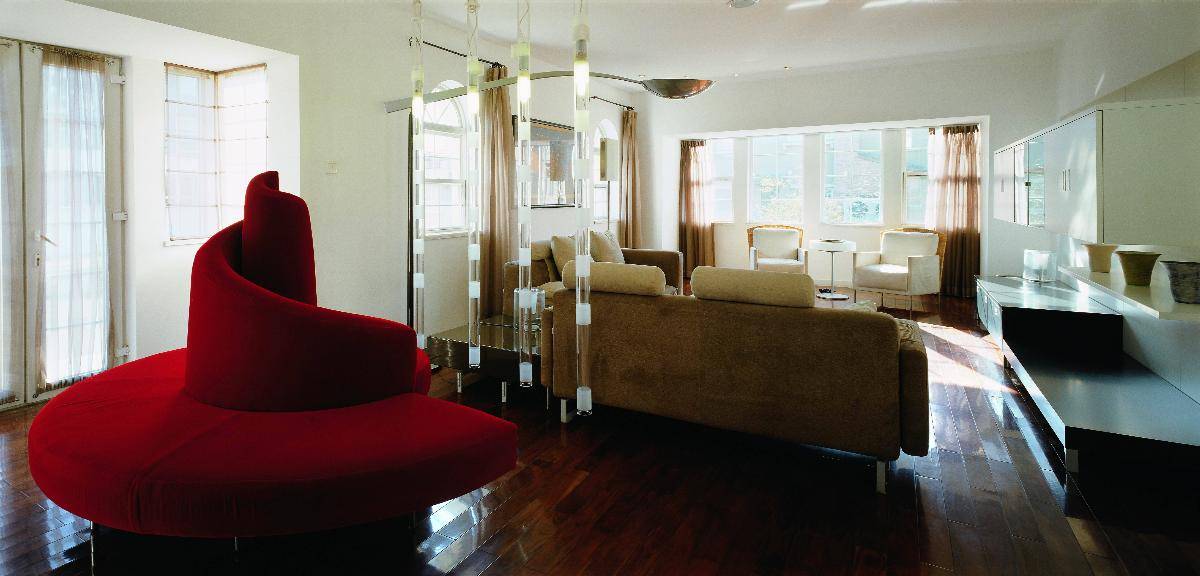 阁楼 简约 红色 沙发 客厅图片来自tukumajia在160平带阁楼简约三室的分享