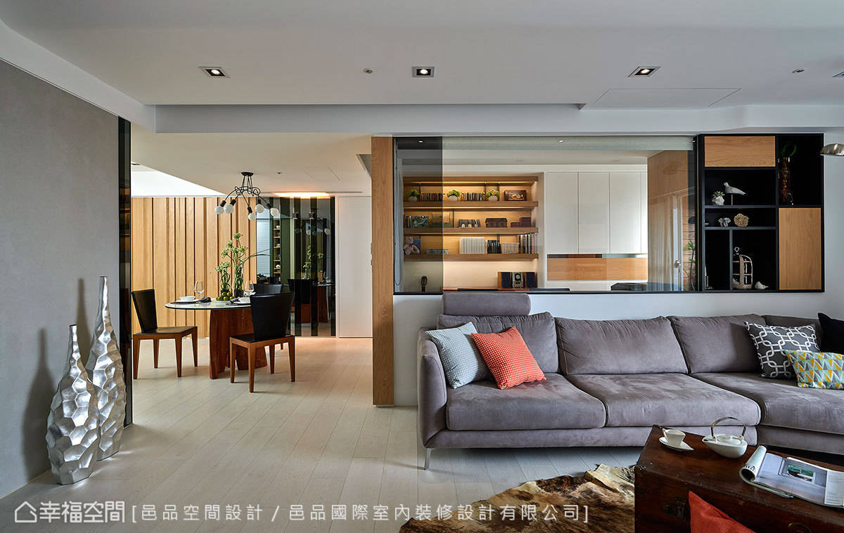 现代 简约 沙发 客厅图片来自tukumajia在132方现代简约三居的分享