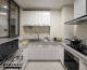 
                                    干净整洁的厨房空间，黑白色调和烤漆的材质，为空间增添了一份精致感。