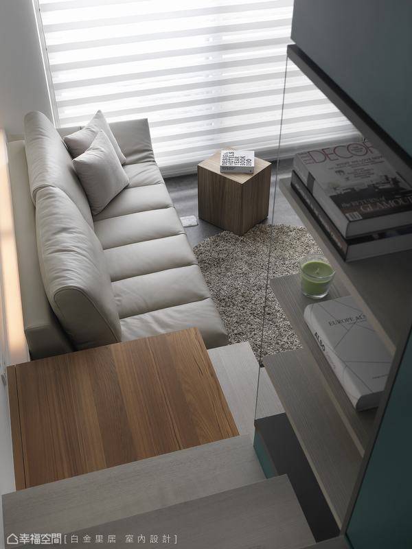 现代 简约 沙发 客厅图片来自tukumajia在23方现代简约复式的分享