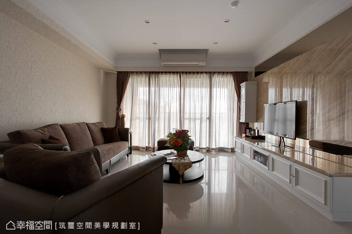 沙发 壁纸 客厅图片来自tukumajia在139方混搭三居的分享