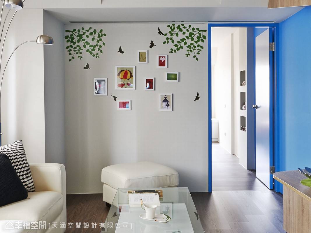 现代 简约 照片墙 客厅图片来自tukumajia在77方现代简约两居的分享