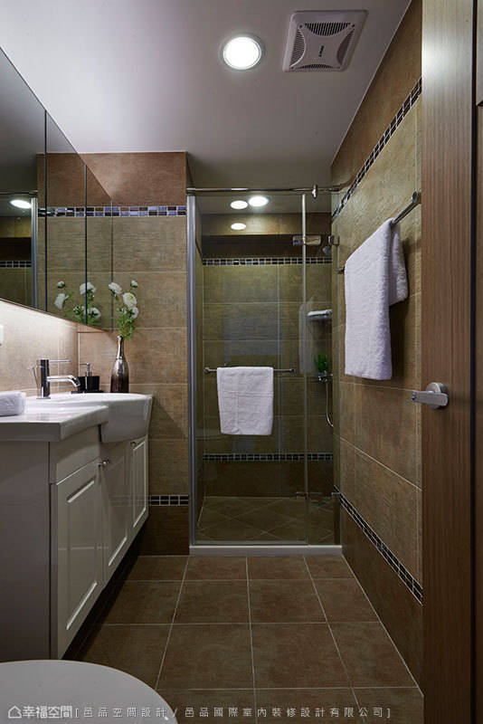 玄关 现代 简约 温暖 卫生间图片来自tukumajia在125方现代简约三居的分享