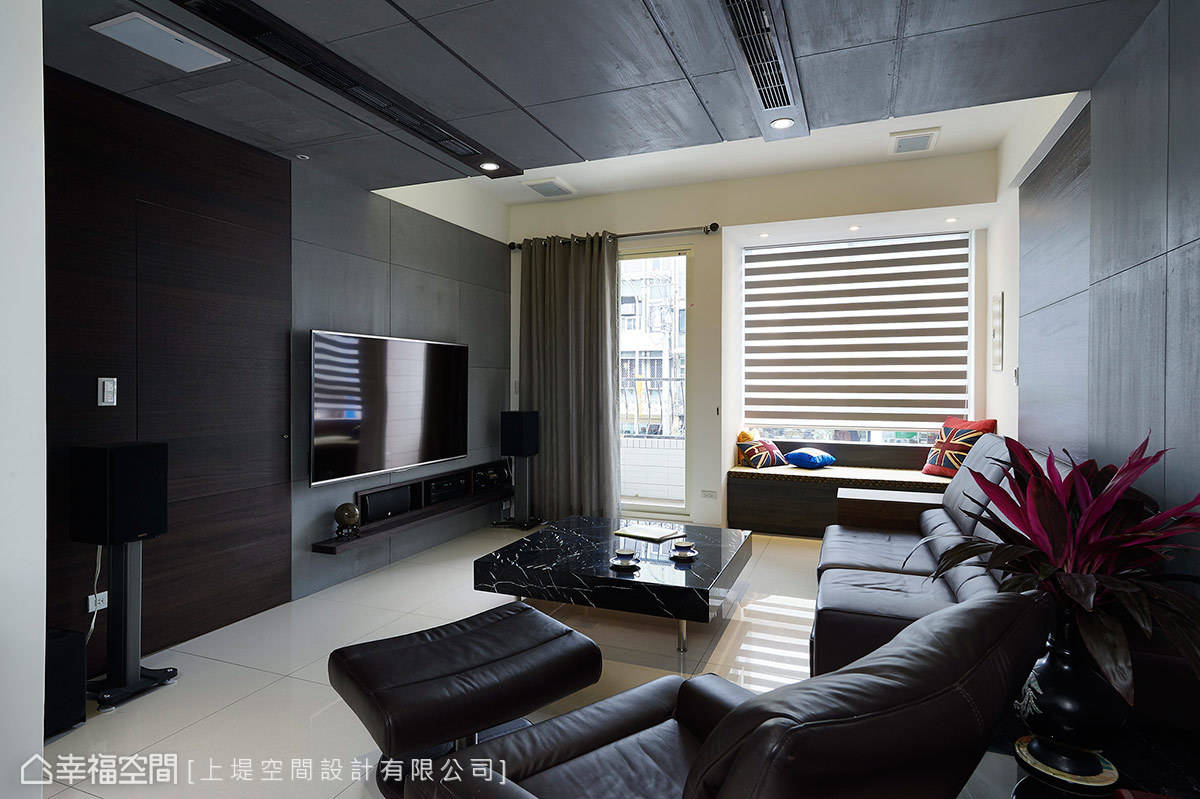 现代 简约 沙发 客厅图片来自tukumajia在158方现代简约四居的分享