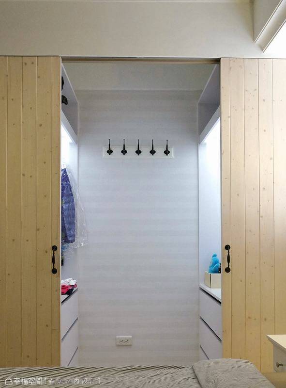 现代 简约 收纳 步入式衣柜图片来自tukumajia在99方现代简约三居的分享