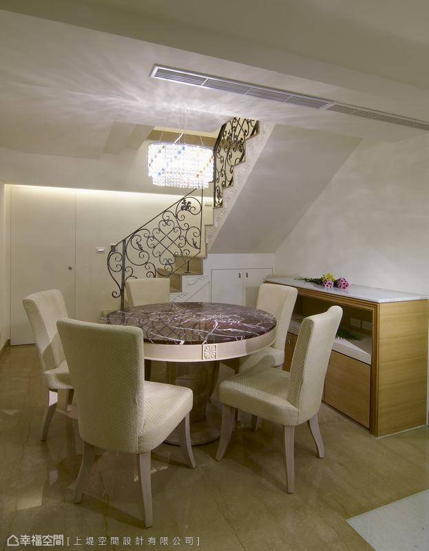 餐厅 楼梯 美式图片来自tukumajia在116方美式复式的分享