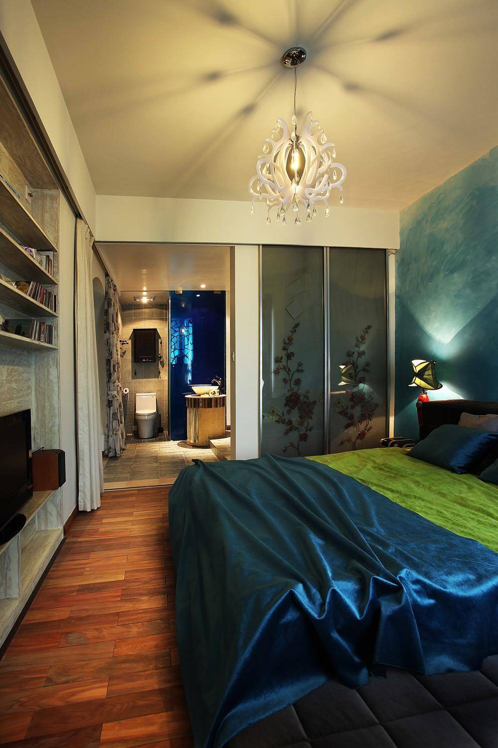 卧室 卫生间 蓝色 温暖图片来自tukumajia在70平混搭两居的分享