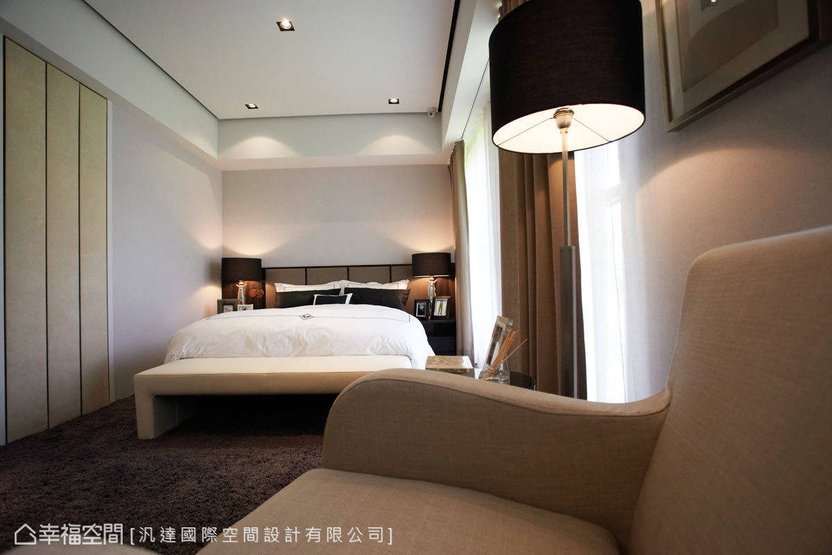 现代 简约 床 壁纸 主卧图片来自tukumajia在137方现代简约二居的分享