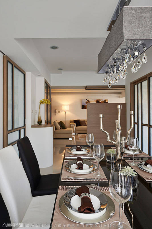 现代 简约 餐桌 餐厅图片来自tukumajia在125方现代简约三居的分享