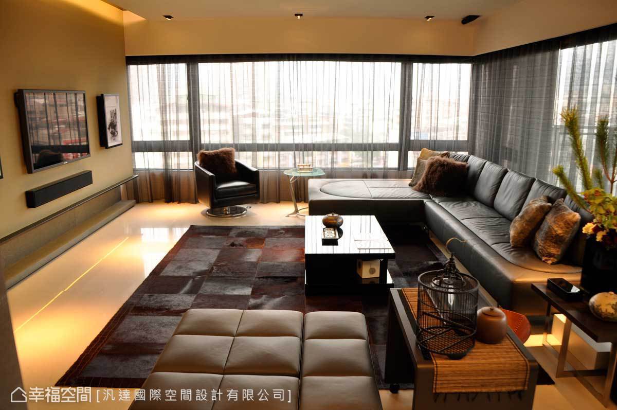 现代 简约 沙发 地毯 客厅图片来自tukumajia在165方现代简约三居的分享