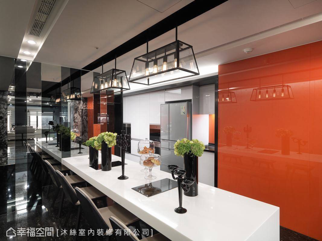 现代 餐厅 简约 红色图片来自tukumajia在160方现代简约两居的分享