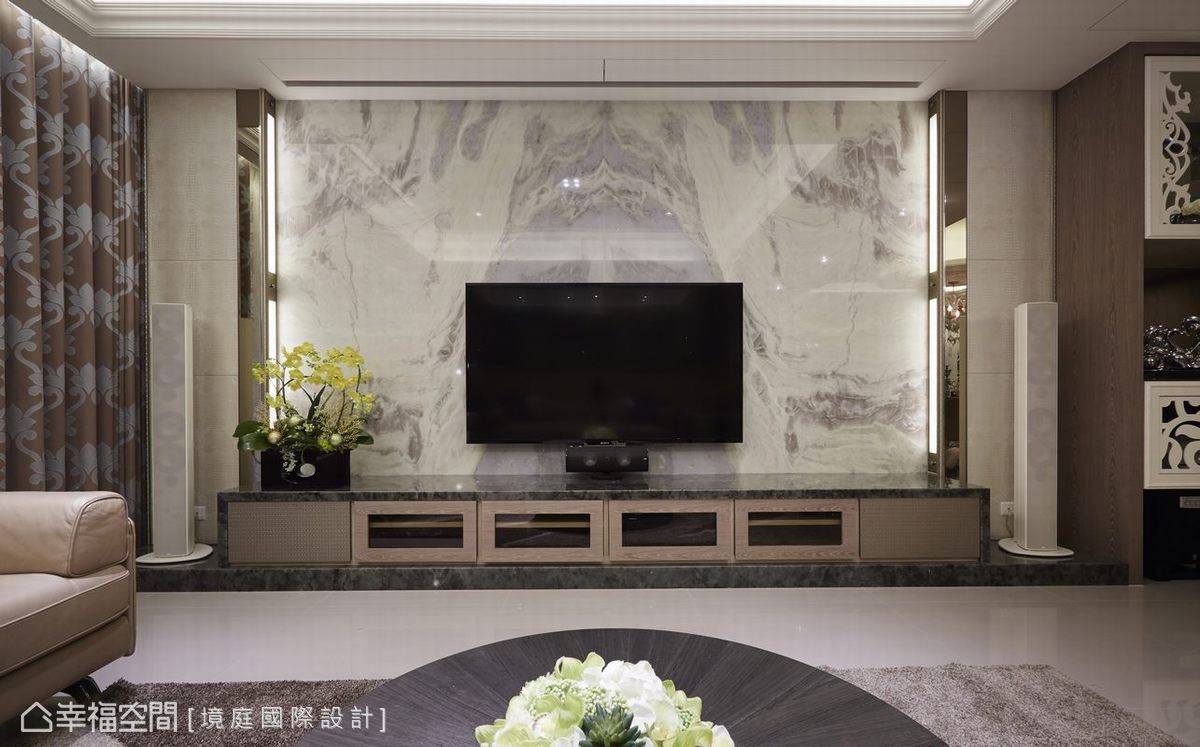 欧式 白色 蓝色 客厅图片来自tukumajia在231方欧式二居的分享