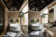 
                                    斜切向上的木作三角屋顶，与波浪纹壁砖打造的半露天SPA区，搭配窗外峇里岛风情庭园景观，沐浴在全方位的渡假气息中。