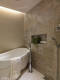 
                                    两种砖面丰富沐浴区层次，内嵌层架的设计更让空间俐落有型。