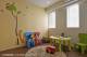 
                                    鹅黄色墙面与可爱壁贴，加上色彩亮彩可爱的活动家具，呈现活力可爱的小孩房。