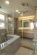 
                                    四件式的完整卫浴设备，以清玻璃作区隔，让屋主能够忙里偷闲泡澡舒压。