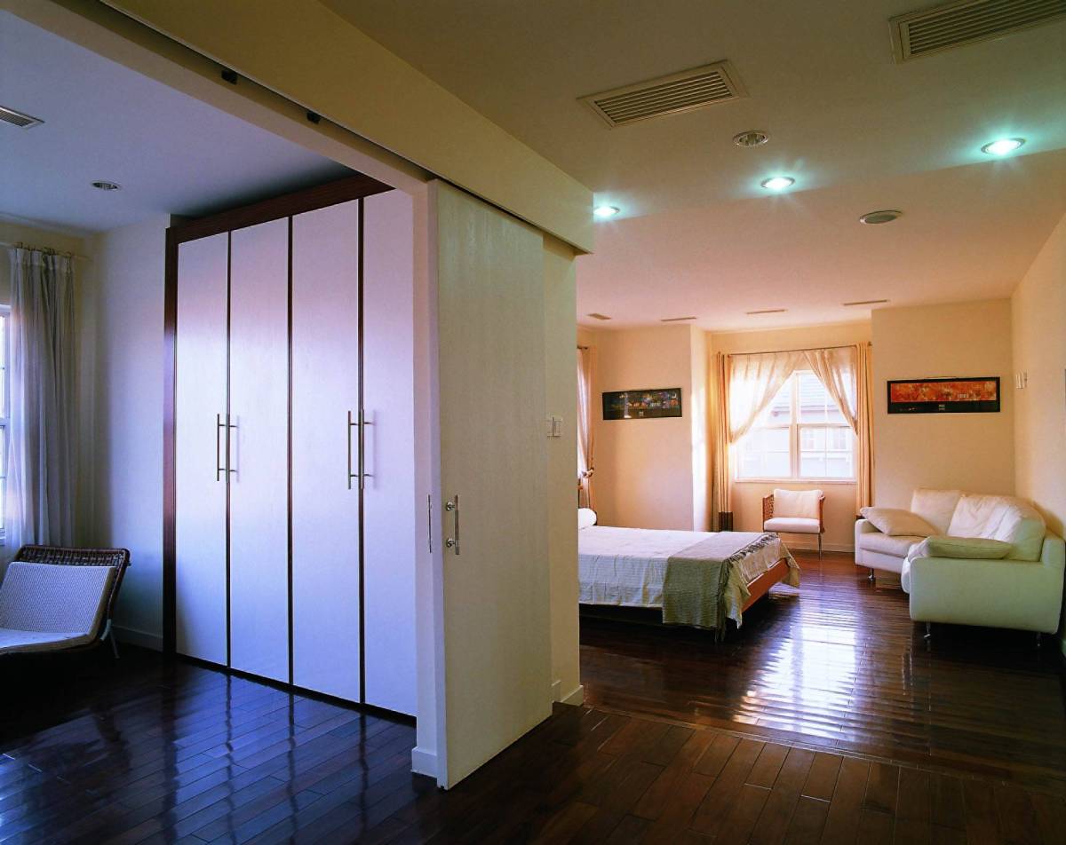 卧室 阁楼 衣帽间 简约 主卧图片来自tukumajia在160平带阁楼简约三室的分享