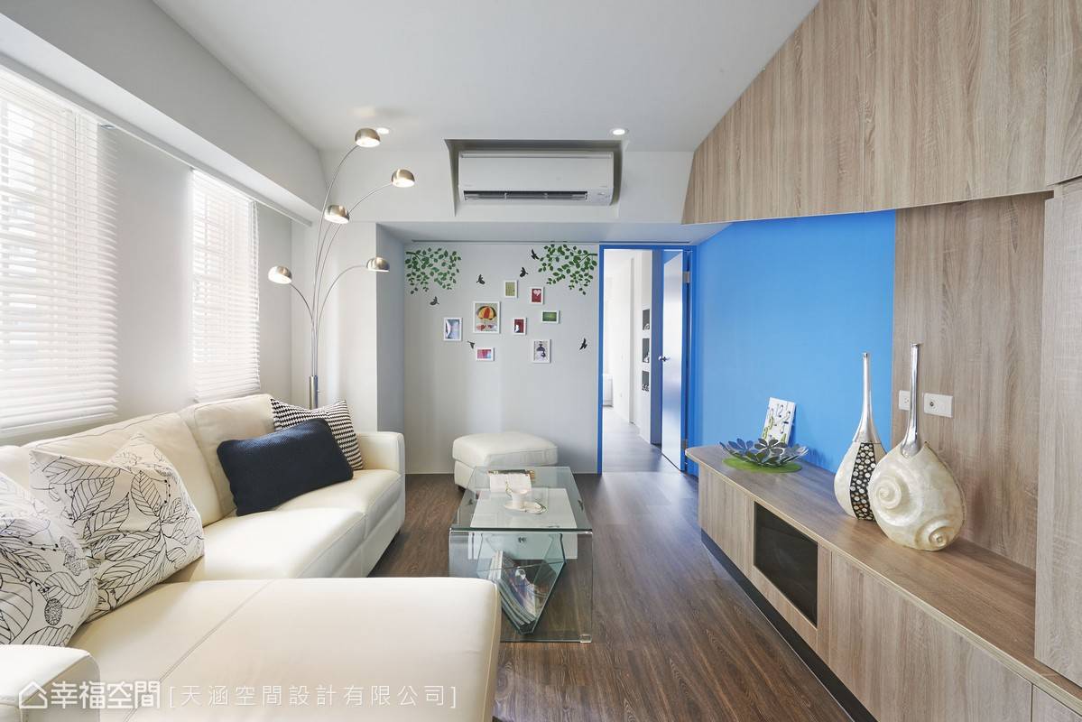 现代 简约 蓝色 客厅图片来自tukumajia在77方现代简约两居的分享