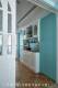 
                                    蓝、白色系的色调搭配延续至厨房区域，维持整体一致的设计风格。