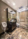 
                                    以石材砌成的卫浴空间营造仿佛精品旅馆的氛围，并贴心构置暖风机让家人使用更舒适。