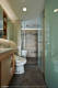 
                                    进口砖铺陈的卫浴，在长型空间中配置入干湿分离动线，而落地浴缸与立柱式龙头设计则让空间使用更加游刃有余。