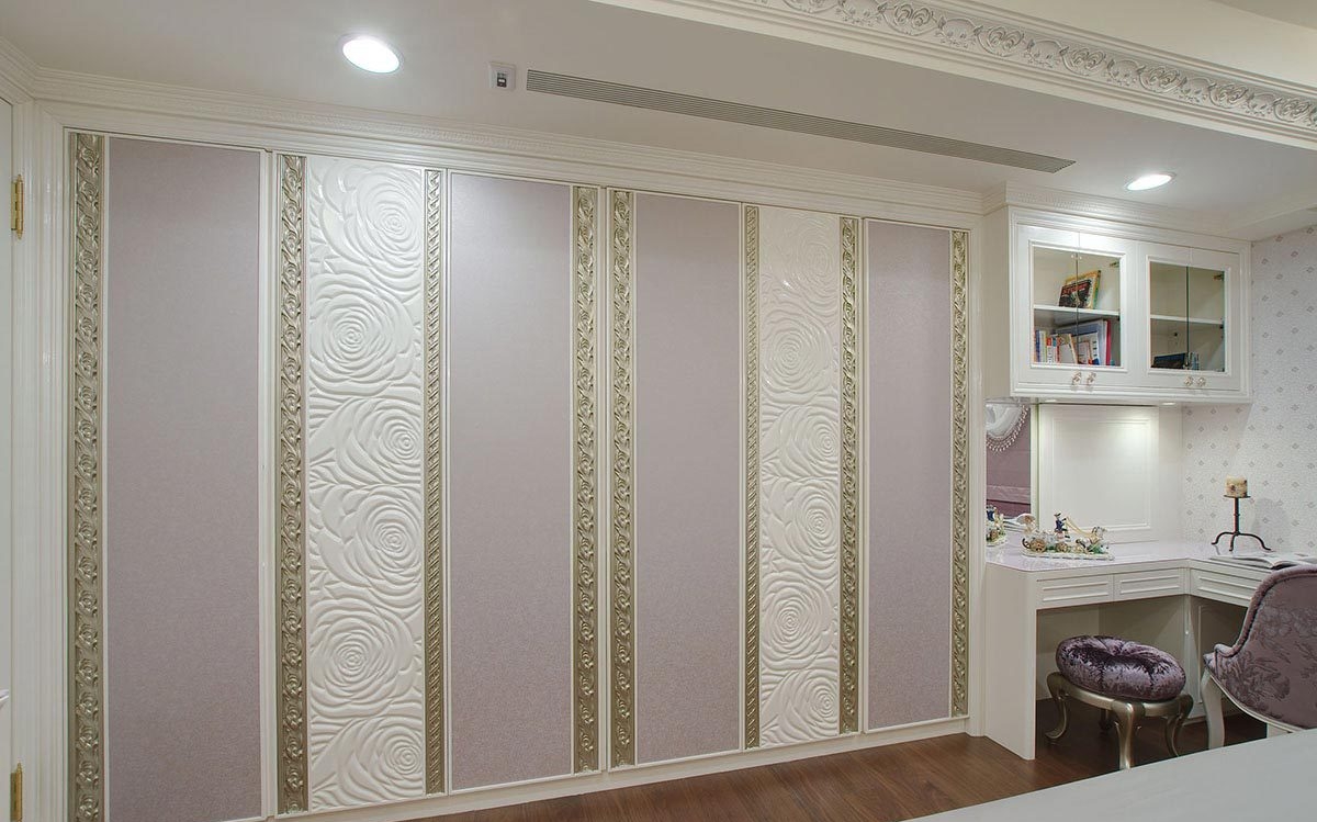 衣柜门采绷布手法带来柔美气息,穿插使用玫瑰花纹造型板,再以描金线板
