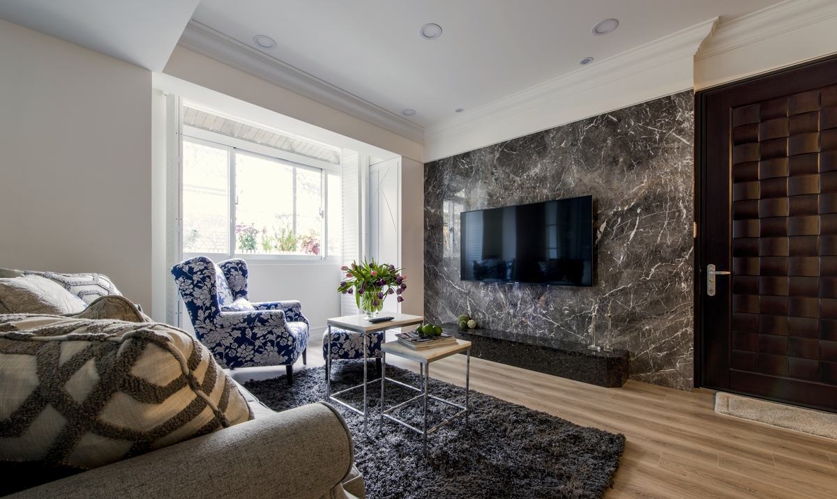 客厅电视主墙以安格拉珍珠大理石,展现居家的沈稳与大器,搭配白色落地