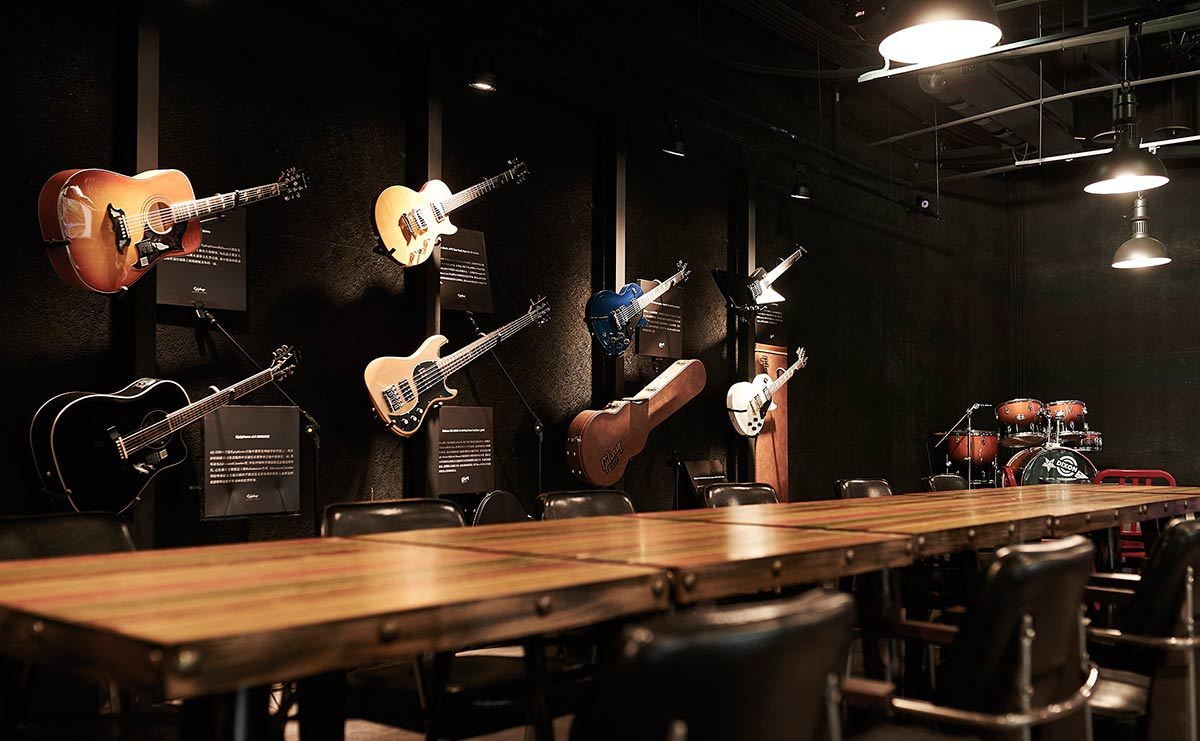 用来贩售的吉他,以主题墙的陈列方式,成为空间中注目的焦点