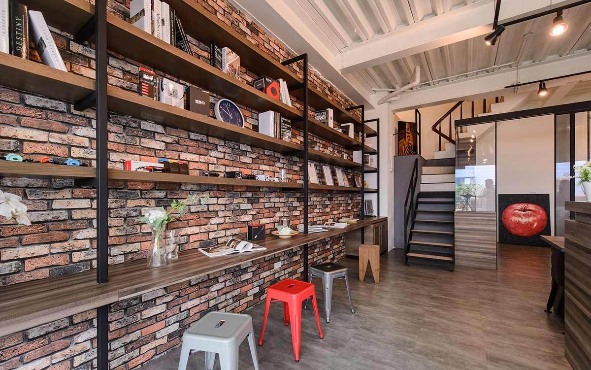 壁纸,呈现出复古砖墙的斑驳感,结合铁件层板展示柜,营造出工业风的