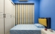 
                                    不同於公领域的轻浅用色，次卧房利用蓝黄相间的亮眼跳色，打造个性十足的私人空间。