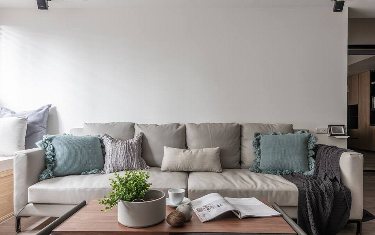 白墙紧邻著客厅卧榻边,就是要将冰冷风雪关在窗外,心中的白留在室内