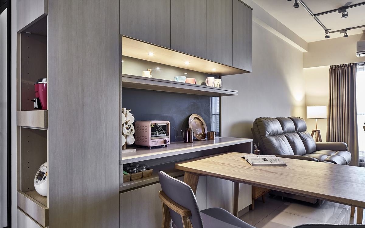 将电器柜转向侧面 避免进门直视 增添美观 餐柜下方内凹处 可与餐桌合 来自欧德家俱设计团队在以柜体整合空间打造小资无印风 休闲多元 简约无印风格 72 平 室内 3房 2厅 2卫的图片分享 爱灵犀案例