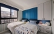 
                                    简约的线条构画儿子们清新的男孩房空间，再以鲜明经典蓝打造床头背墙主视觉色调。