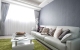 
                                    灰色立体壁纸前置放米色皮革沙发，搭配亮绿色块毯，简单即能带出质感品味。