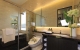 
                                    四件式卫浴设备是以饭店级规格打造，并在墙面嵌入置物架。