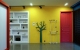 
                                    造型树与小鸟栖架置於亮黄色阅读区，搭配红色门扉的活泼设计，彷佛故事书场景的真实呈现。