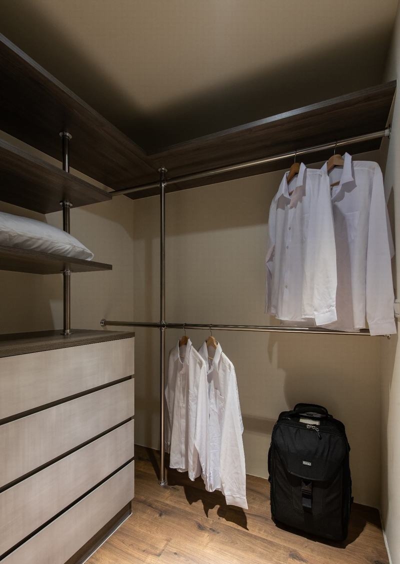 主卧房内设置了一间专属夫妻俩的更衣室,设置了抽屉柜,层板及吊杆创造