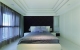 
                                    菱格纹线条分割的床头墙面，辅以线板隐藏式门片，表现出优雅高度与层次的新古典风华。
