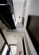 
                                    重新架构的楼梯，创造线条的回旋流动感，更引导贯穿室内各楼层的窗光，明亮梯间动线。