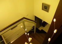 楼梯图片来自王本楷在现代自然。温馨舒适。饭店级小豪宅_现代风_39 平1楼-客厅、和室、吧台区、开放式厨房、卫浴、楼梯兼造景区<br/>的分享